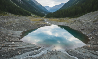 en suisse, la fonte rapide du glacier du birch alerte sur la possible formation d'un nouveau lac, suscitant des inquiétudes quant aux impacts environnementaux et sécuritaires dans la région.