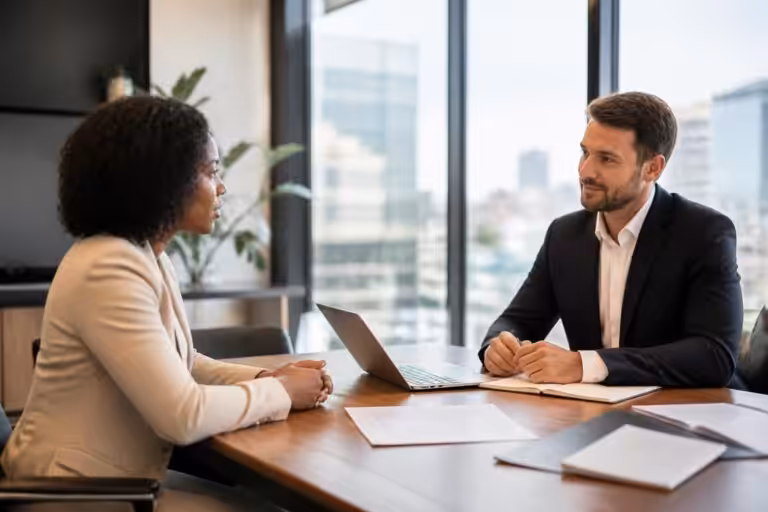 découvrez des stratégies efficaces et des conseils pratiques pour négocier votre salaire à l'embauche et obtenir la rémunération que vous méritez.